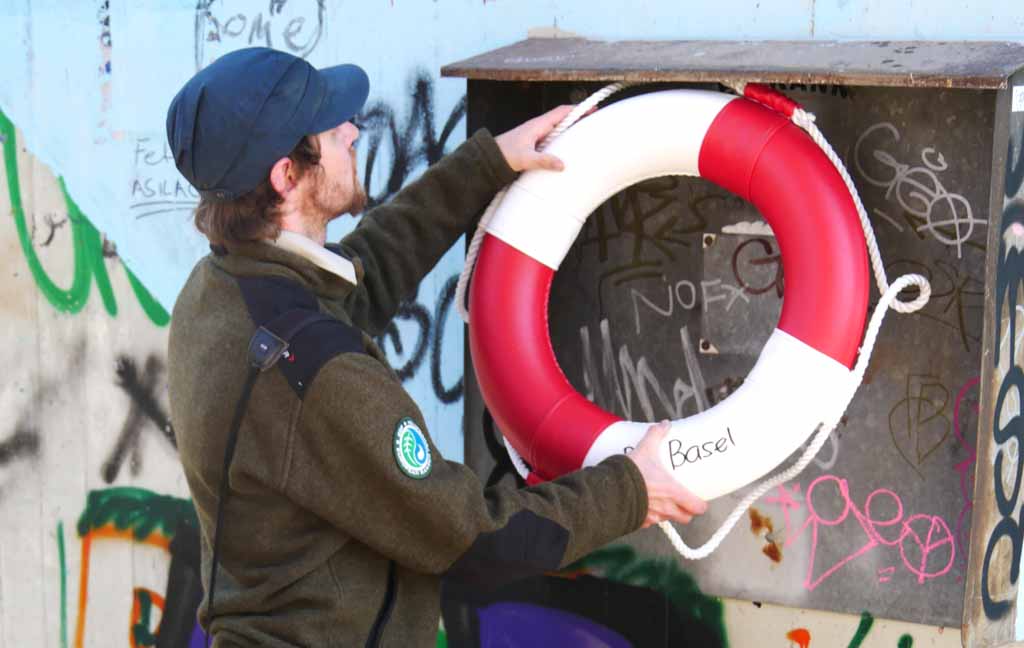 Yannick Bucher hängt einen Rettungsring auf