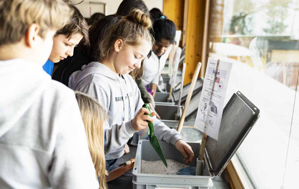 Schüler arbeiten an einem Posten