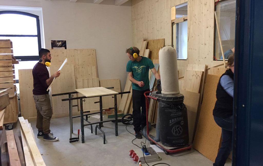 Unterschiedlich grosse Holzpaletten in einer Werkstatt.