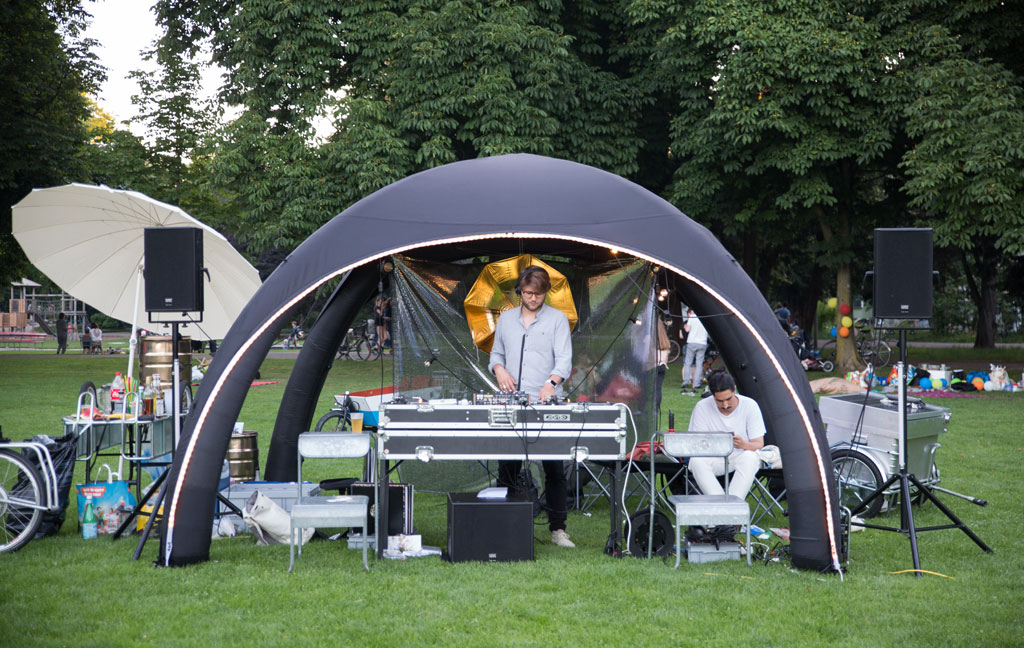 DJ-Pult das mit Solarstrom betrieben wird