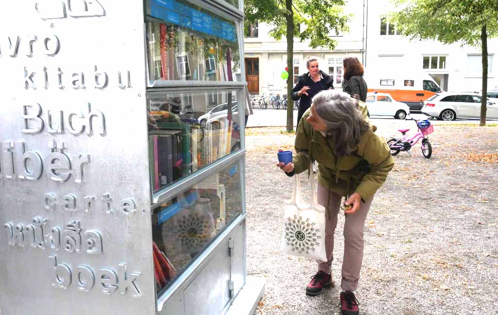 Frau schaut in den Bücherschrank.