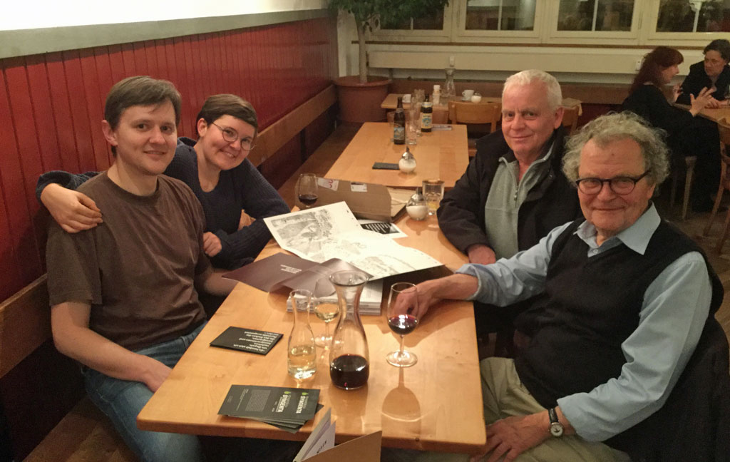 Ueli Gähler mit drei anderen Personen zu Tisch in einem Restaurant.