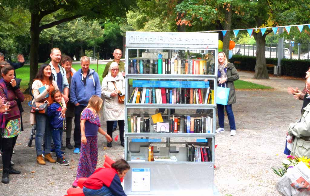 Bücherschrank wird von Menschen bestaunt