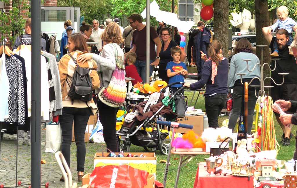 Flohmarkt mit vielen Menschen