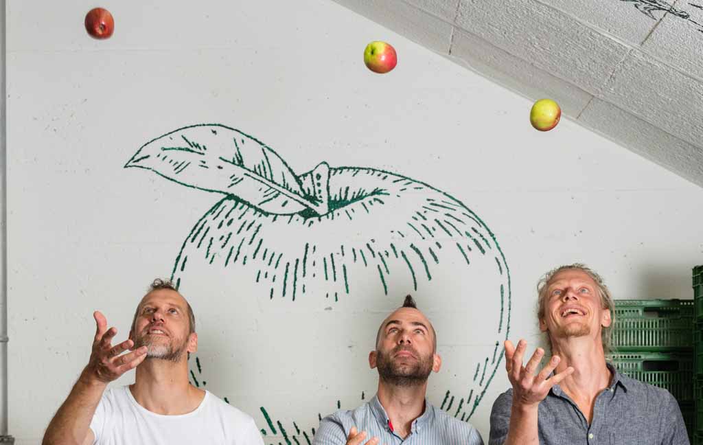 Die Geschäftsleiter werfen je einen Apfel in die Luft