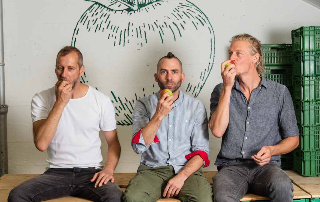 Geschäftsleitung isst Äpfel