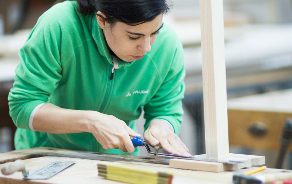 Arbeit mit Holz in der Neuen Freizeitwerkstatt