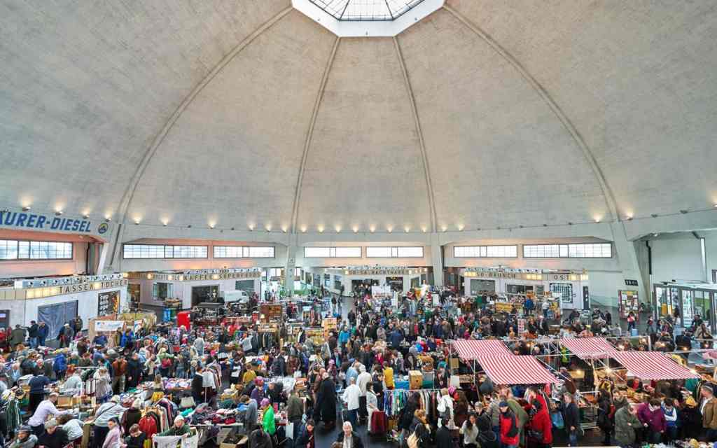 Blick auf das Markttreiben unter der Kuppel der Markthalle