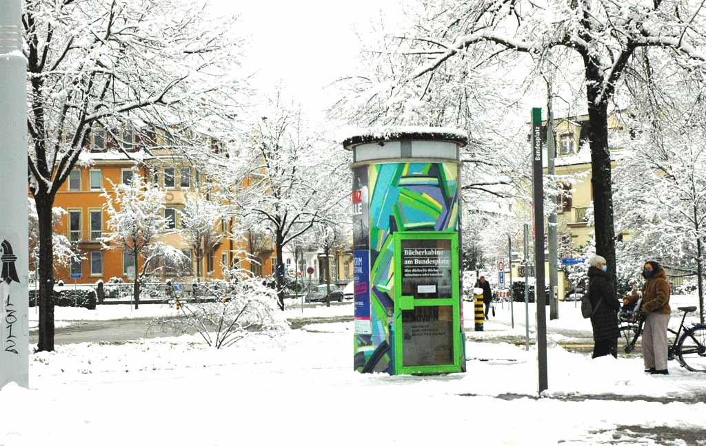 Bücherkabine am Bundesplatz im Winter