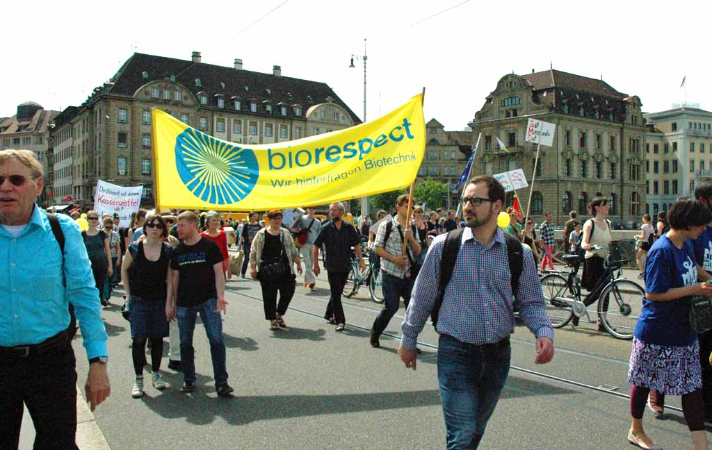 Banner von biorespect, dass bei einer Demonstration verwendet wird.