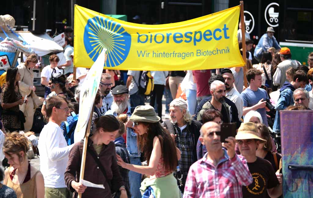 In einer Menschenmenge wird ein Banner von biorespect hochgehalten