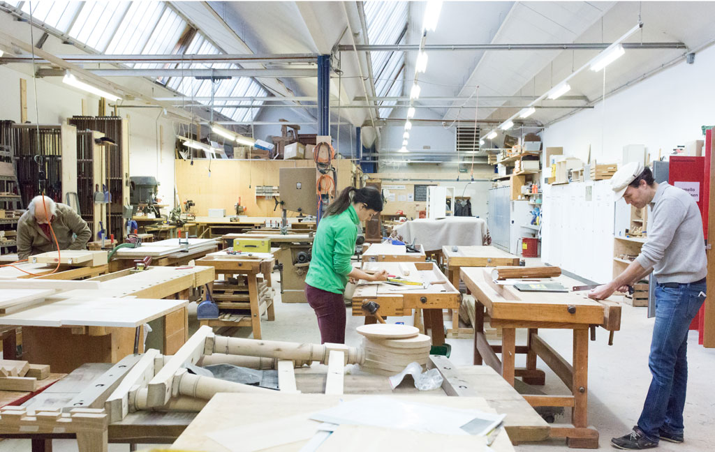 Arbeit mit Holz in der Neuen Freizeitwerkstatt