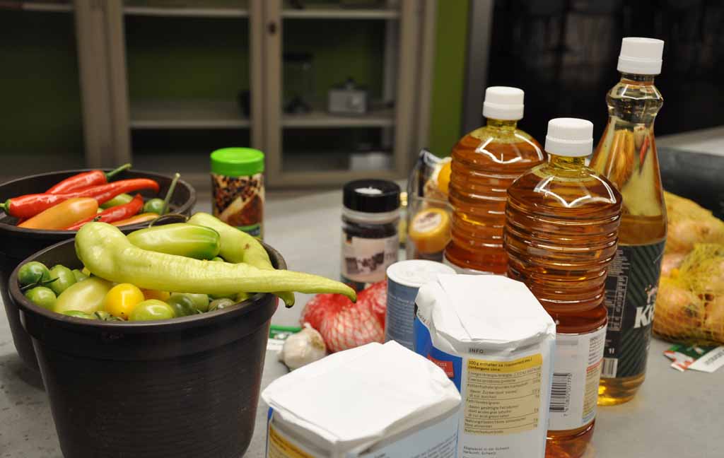 Diverse Zutaten stehen auf einem Tisch