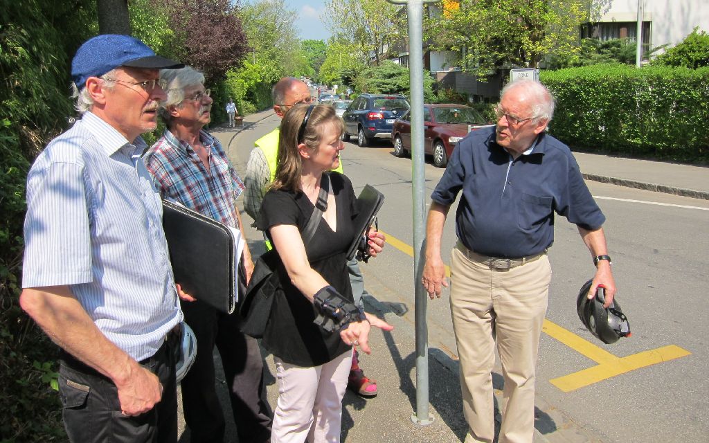 Fussverkehr-Basel: Leute stehen auf einem Gehweg