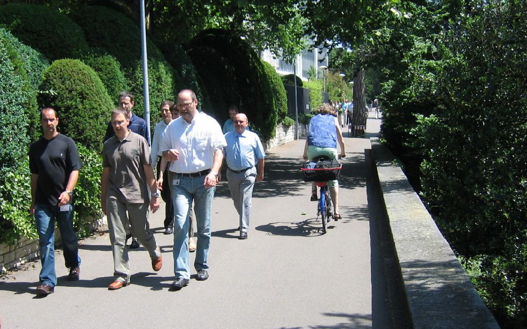 Fussgänger und Fahrradfahrerin auf einem Weg.