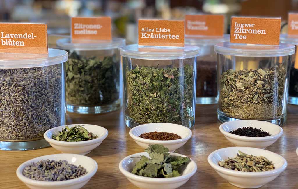 Verschiedene unverpackte Kräuter für Tee