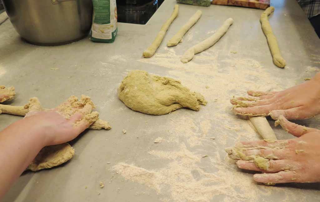 Gnocchiteig wird zubereitet