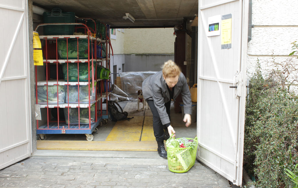 Sabine Gysin räumt Einkaufskörbe ein
