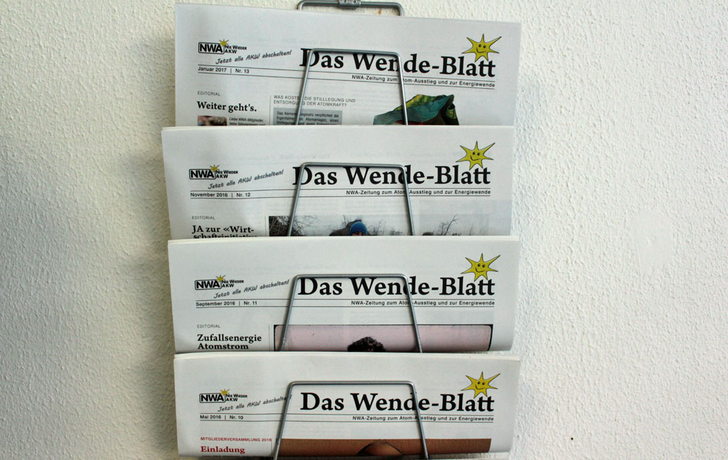 Zeitungshalter mit Zeitungen (das Wende-Blatt)