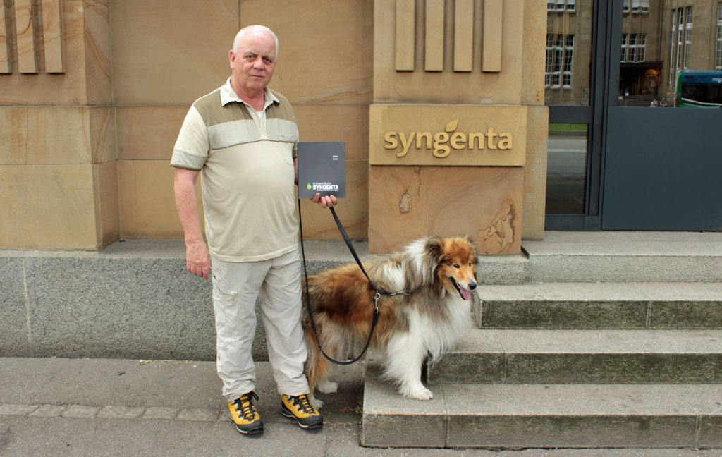 Mann mit Hund an einer Treppe