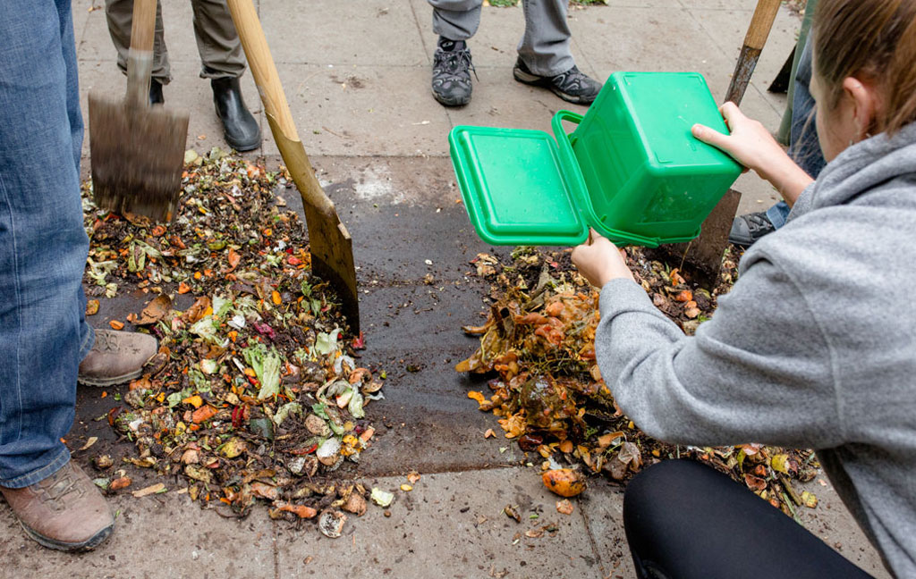 Kompost wird auf den Boden ausgeleert