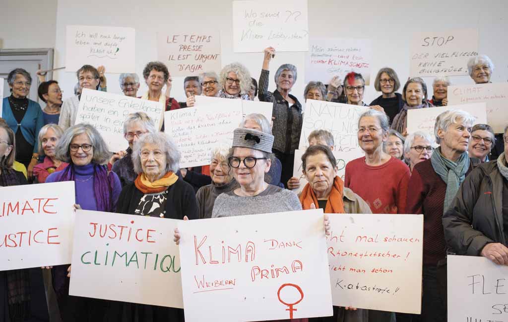 Gruppenbild der Klimaseniorinnen mit Plakaten in den Händen