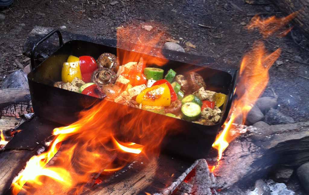 Gemüse wird auf offenem Feuer gegrillt