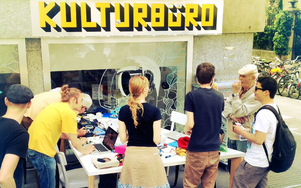 Vor dem Kulturbüro stehen Menschen