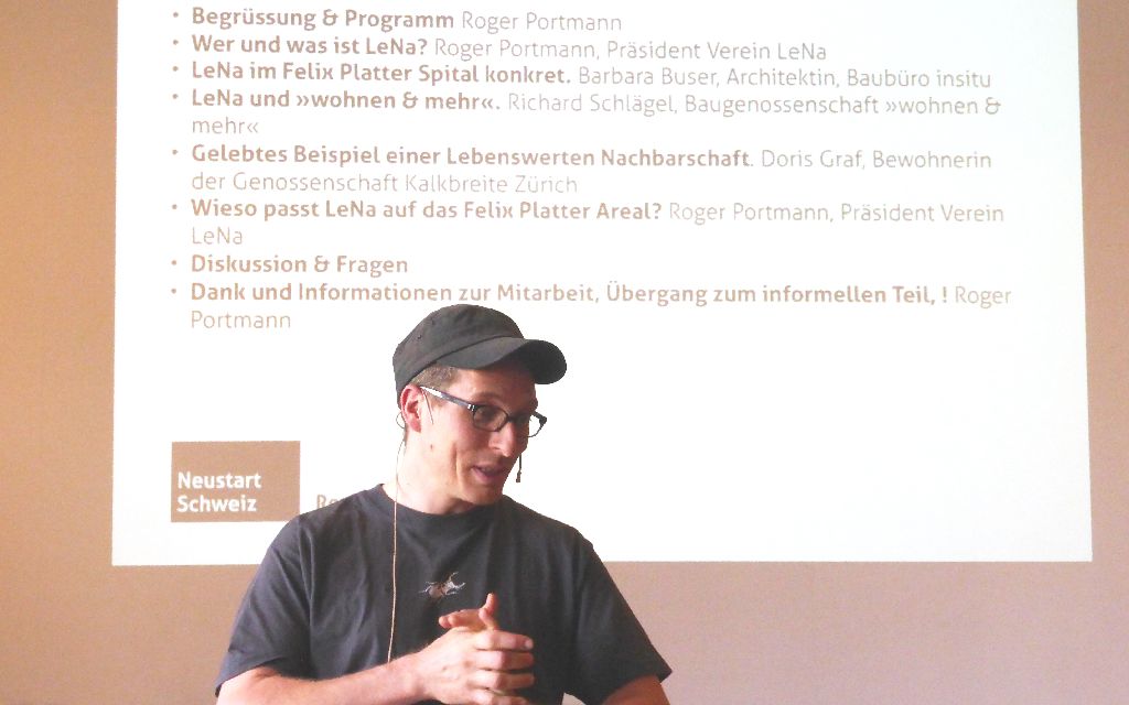 Roger Portmann hält einen Vortrage, im Hintergrund läuft eine PowerPoint-Präsentation.