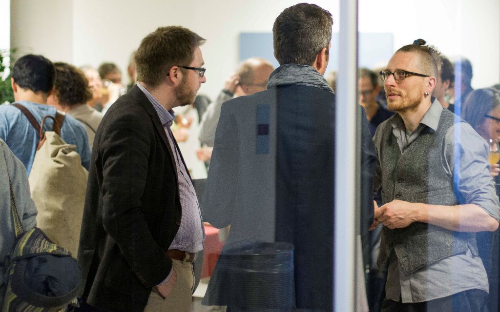 Anlass von LeNa. Drei Männer unterhalten sich.