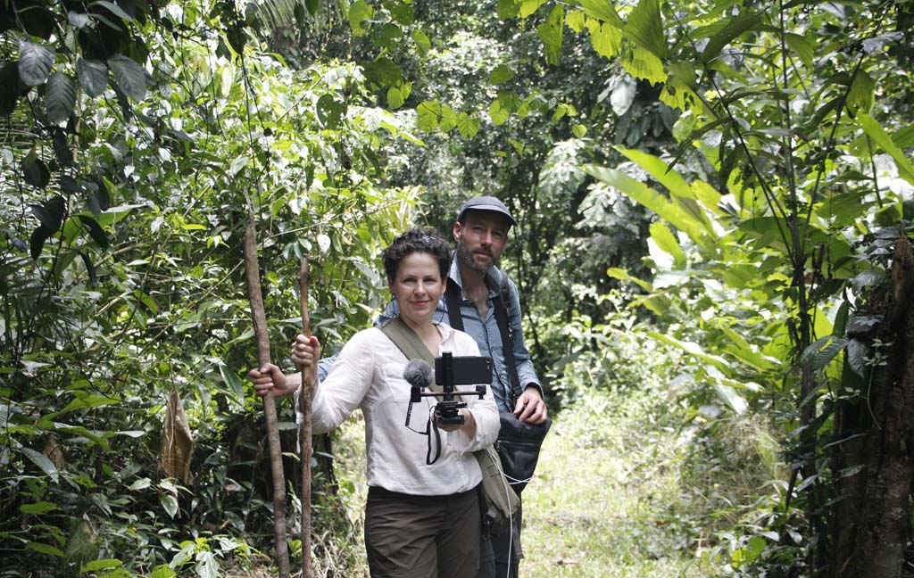 Esther Petsche und Samuel Schlaefli stehen in einem Wald
