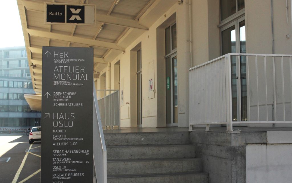 Eingang Gebäude von Radio X