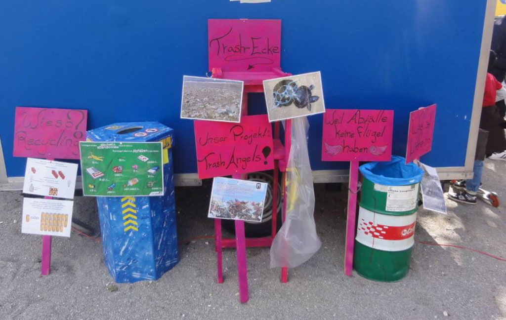 Plakate und Schilder der Trash Angels.