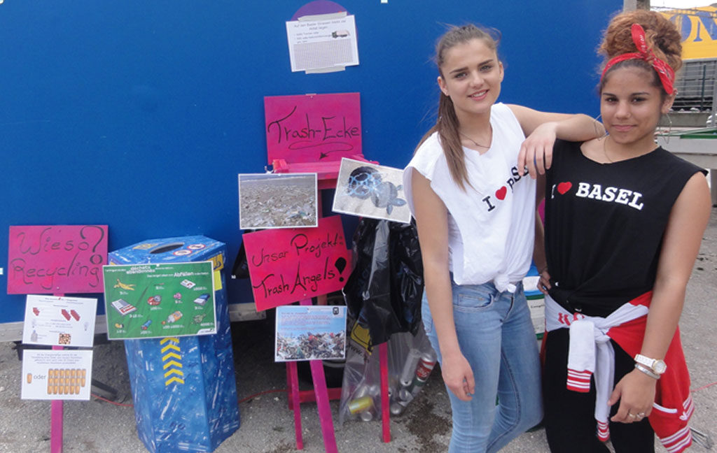 Zwei Mitglieder der Trash Angels. Im Hintergrund stehen Plakate und Schilder.