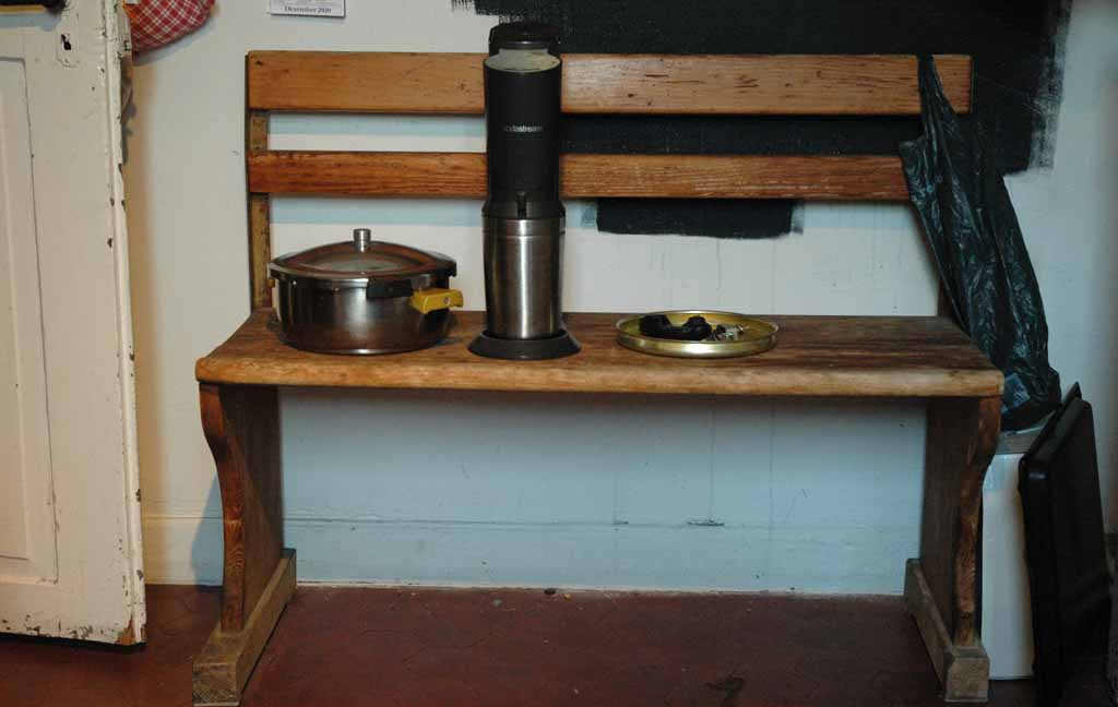 Pfanne und Mixer stehen auf einer Bank