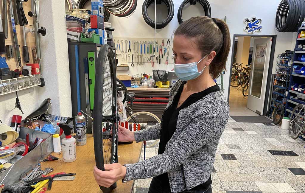 Frau beim Veloflickkurs