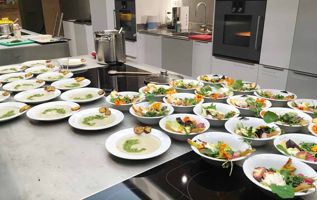 Essen steht angerichtet in der Küche