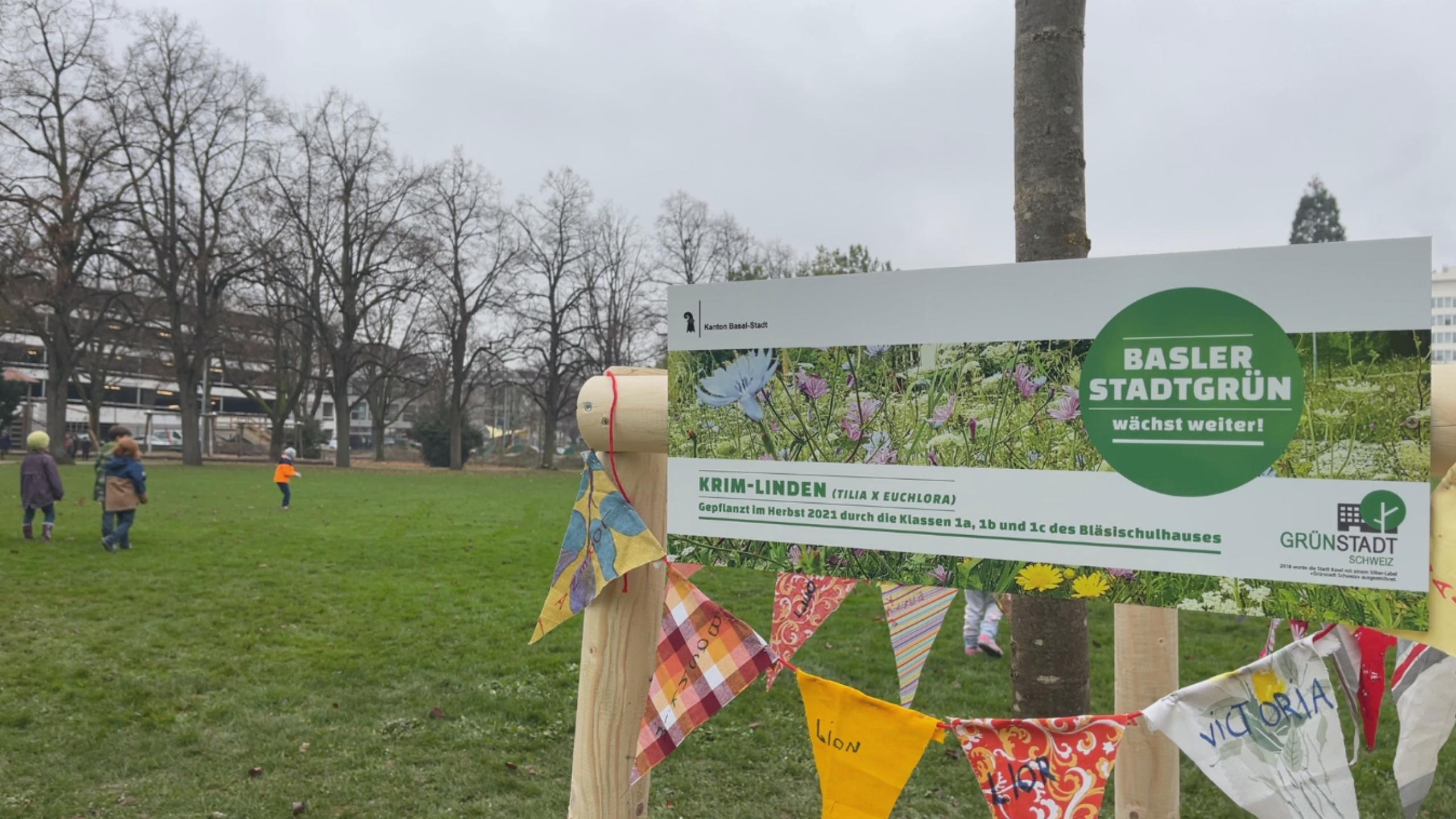 Schild das für eine Aktion der Stadtgärtnerei wirbt. es werden Bäume im Horburgpark gepflanzt.