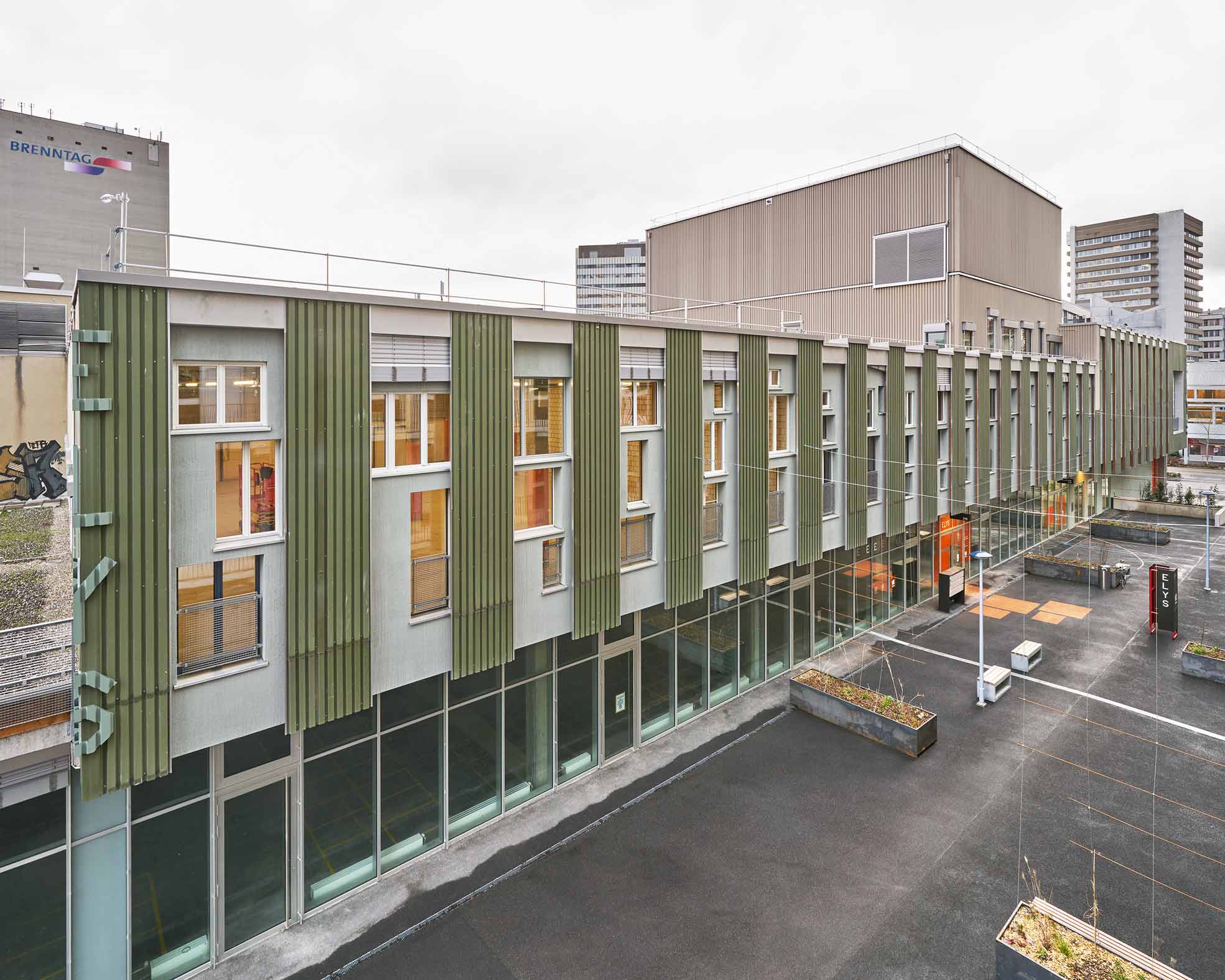 Das Kultur- und Gewerbehaus "ELYS" im St. Johann mit einer Secondhand-Fassade und gebrauchten Fenstern.