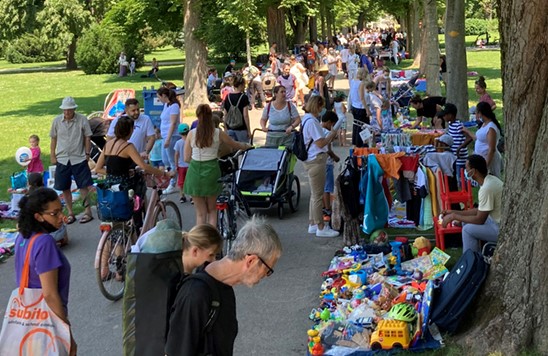 Menschen an der Familienbörse im Kannenfeldpark