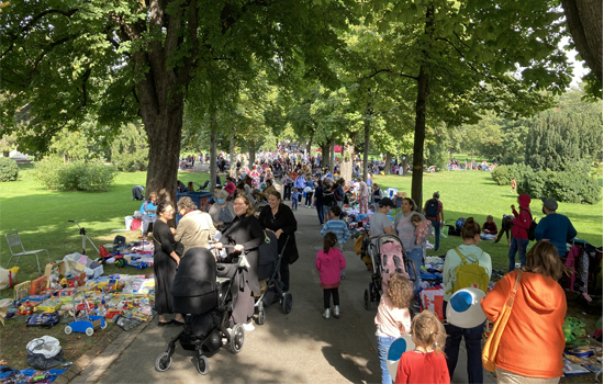 Menschenmenge beim Besuch der Familienbörse im Kannenfeldpark