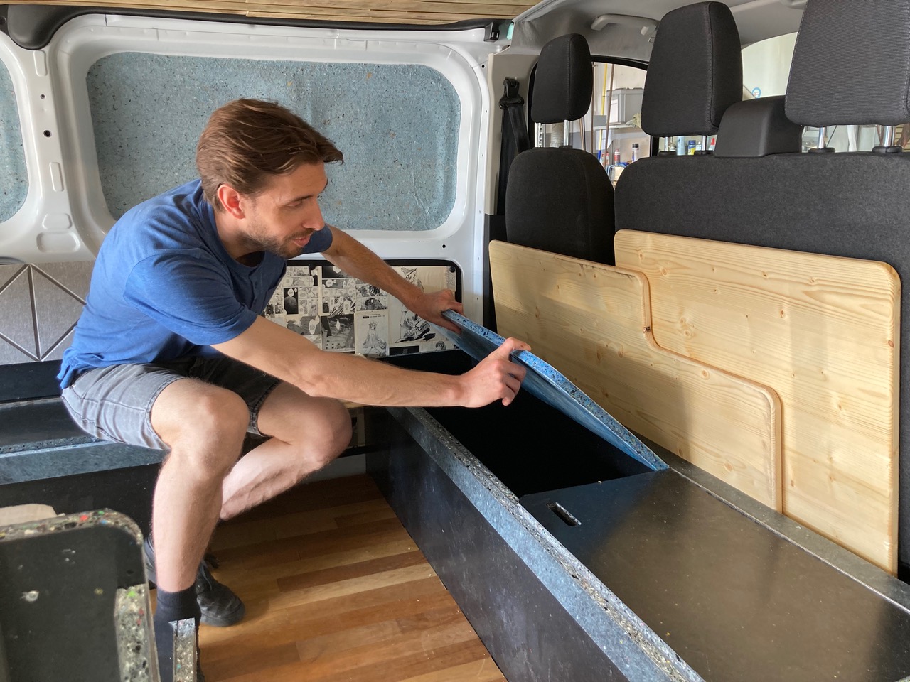 Till baut Stauraum in einen Camper ein.