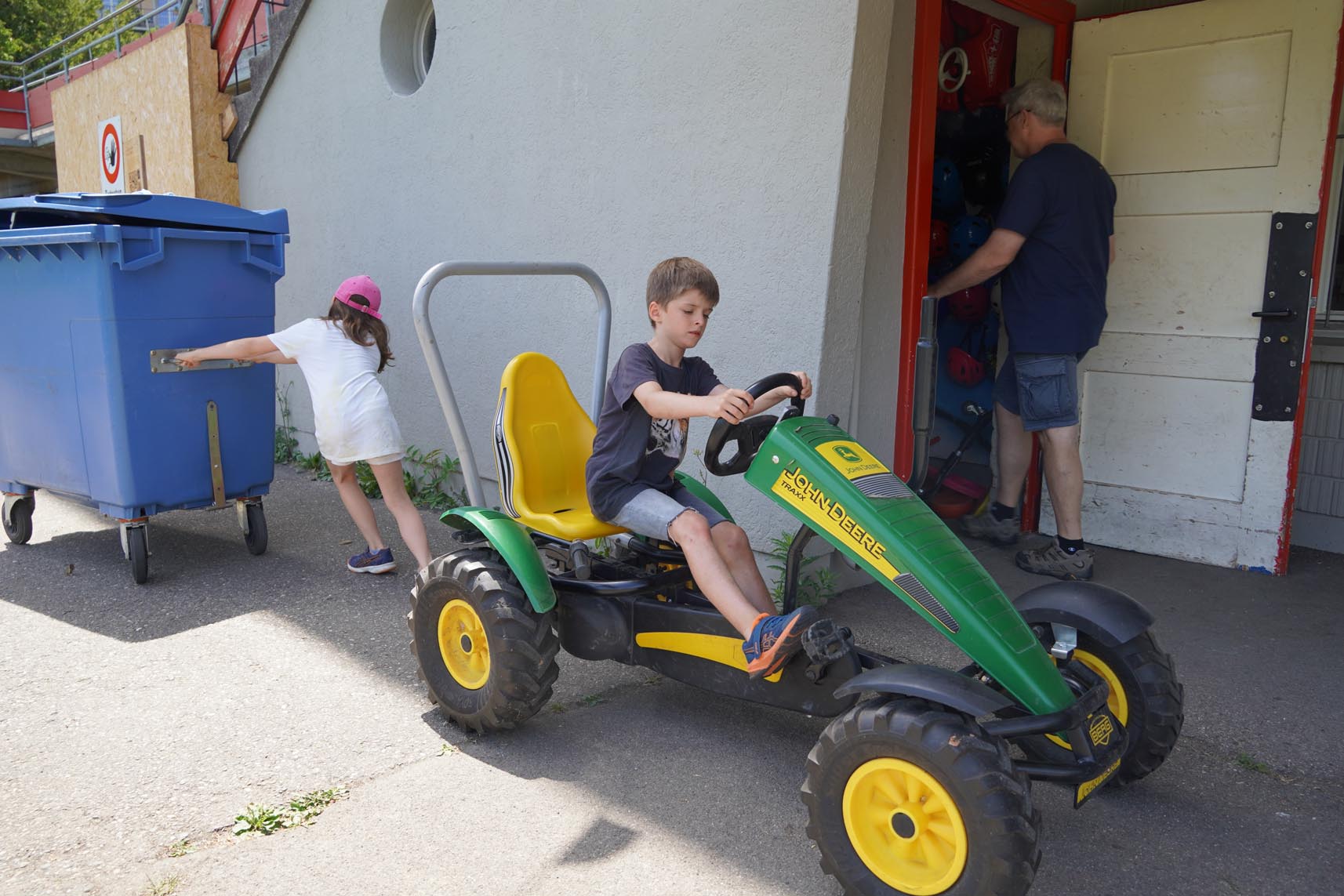 Junge mit Spielzeugtraktor