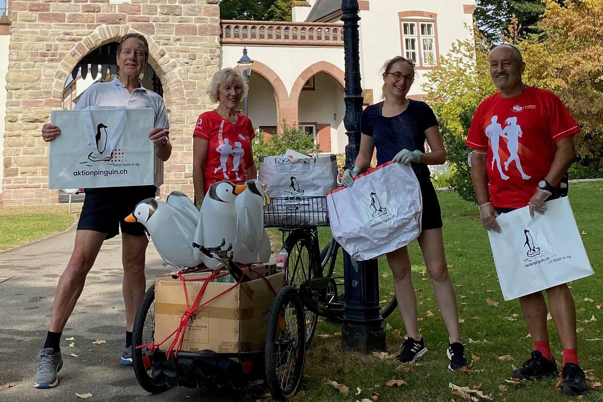 Freiwillige sammeln beim Joggen Abfall