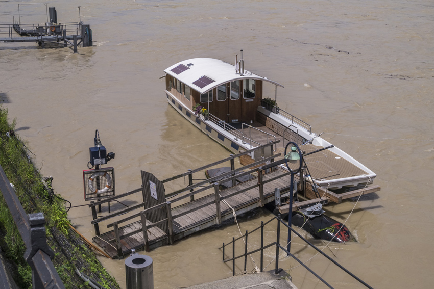 Rhein-Fähre bei Hochwasser