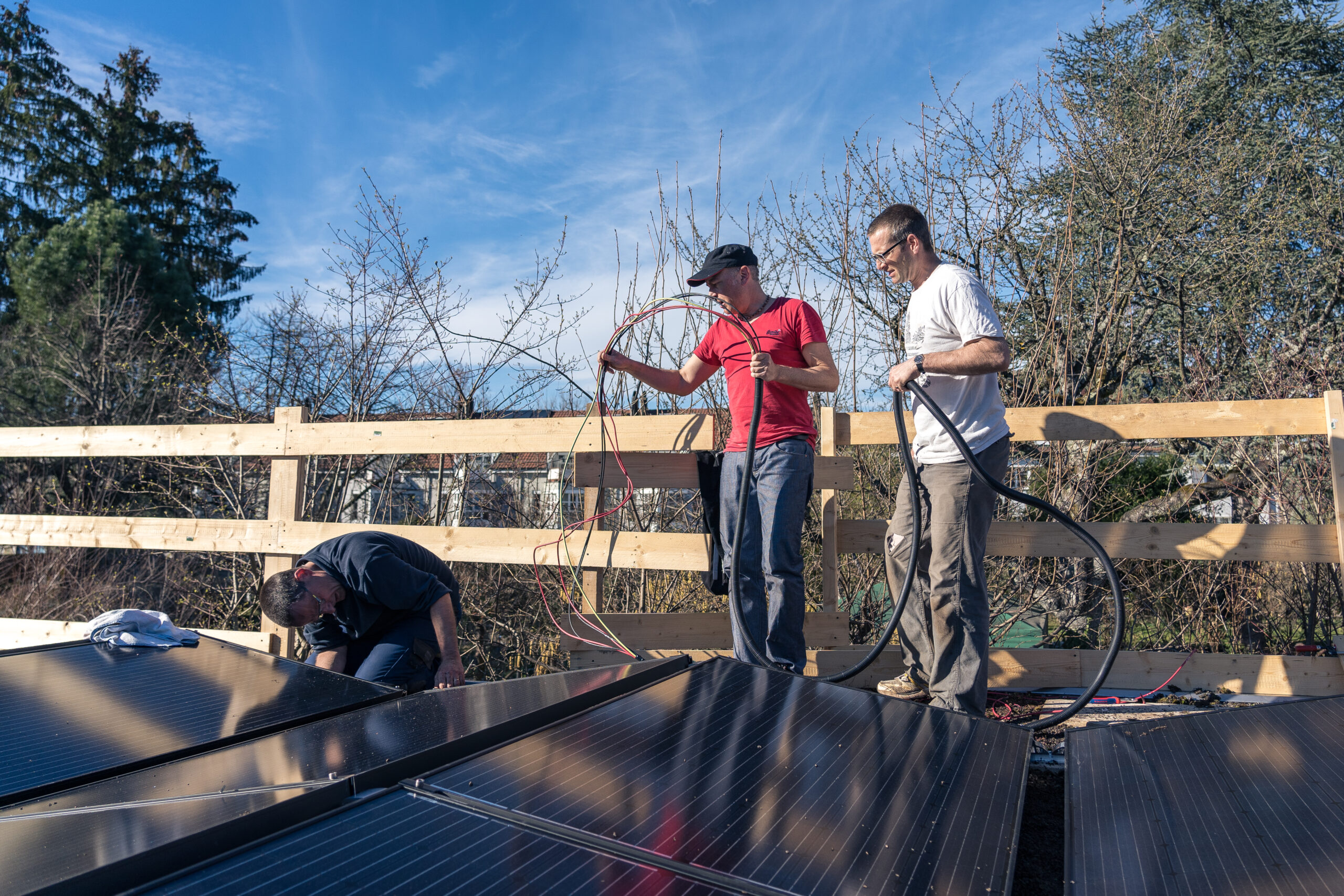 Drei Männer auf dem Dach, bei der Installation von einer Solaranlage
