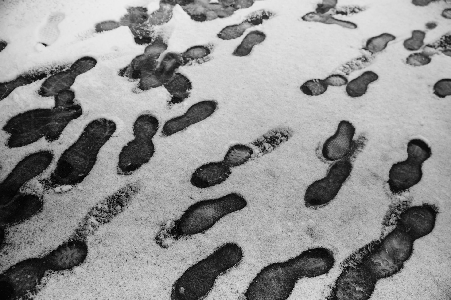 Fussabdrücke im Schnee. (Bild: Jason Leung)