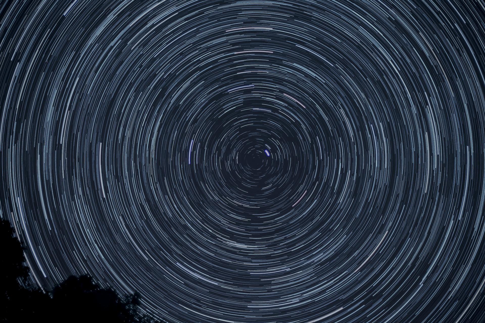 Foto des Sternenhimmels, aufgenommen mit Langzeitbelichtung.