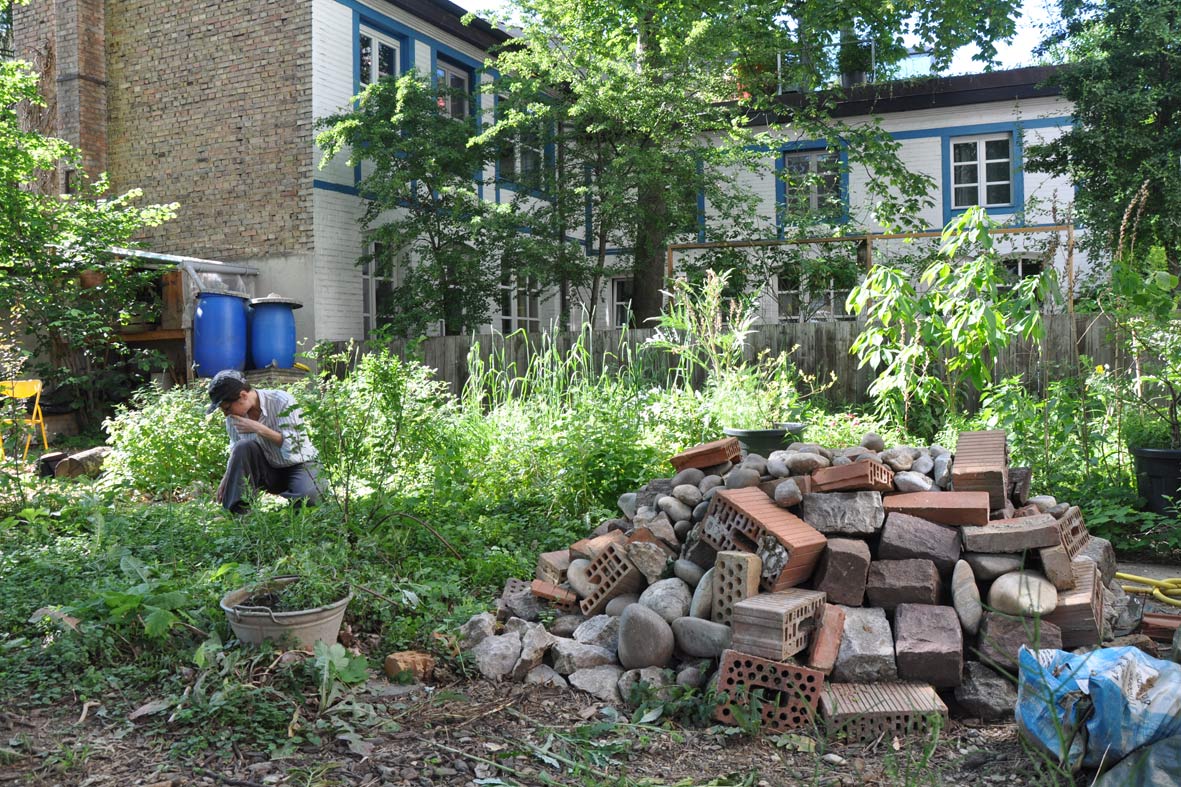 Garten mit Ziegelhaufen für Wildtiere