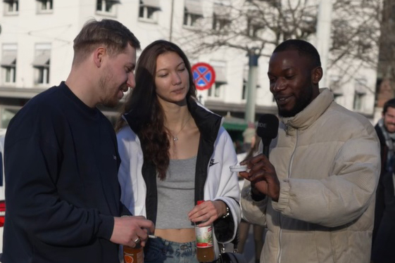 Franck befragt zwei Personen zum Thema Zigarettenstummel und Taschenanschenbecher
